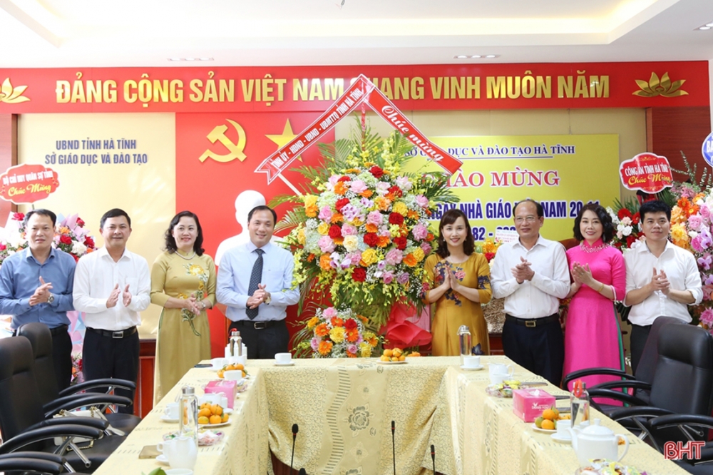 Lãnh đạo Hà Tĩnh chúc mừng các đơn vị, trường học nhân Ngày Nhà giáo Việt Nam