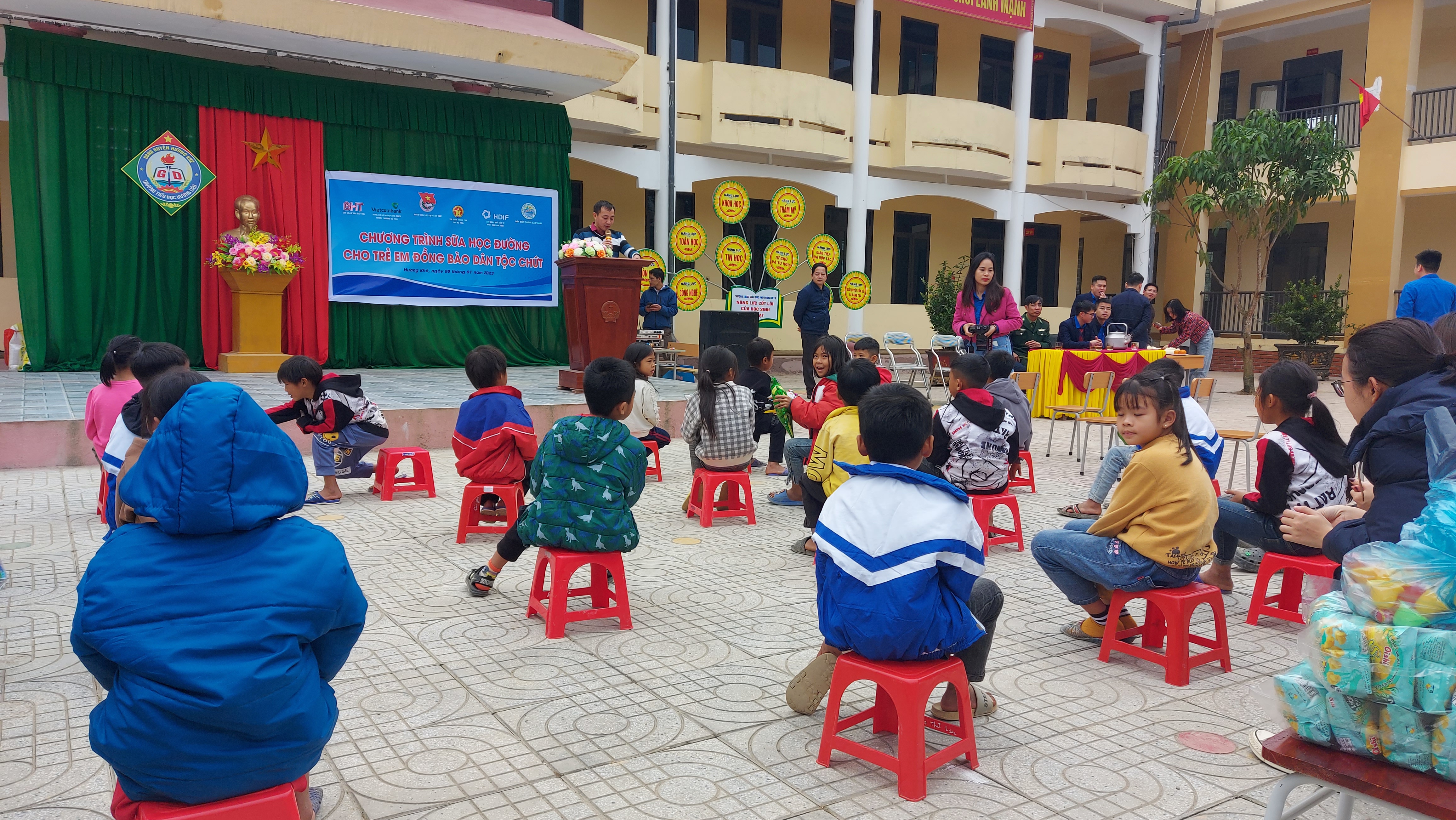 Thầy Đinh Trung Chính, hiệu trưởng Trường Tiểu học Hương Liên chia sẻ về những khó khăn, vất vả mà các em đồng bào dân tộc Chứt khi đến trường 