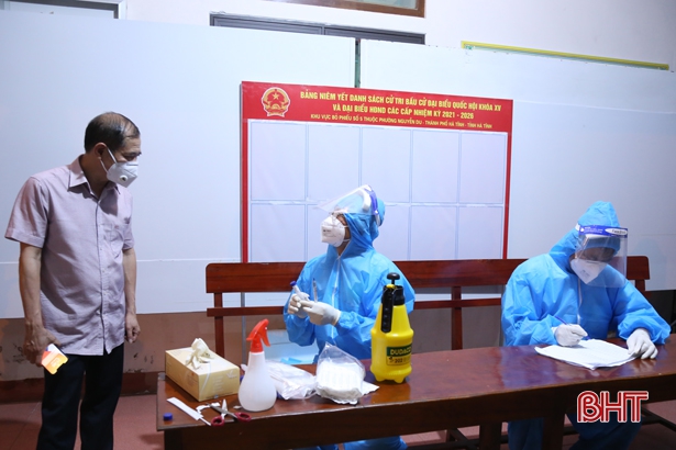 Lãnh đạo Sở Y tế kiểm tra công tác lấy mẫu trên diện rộng ở TP Hà Tĩnh