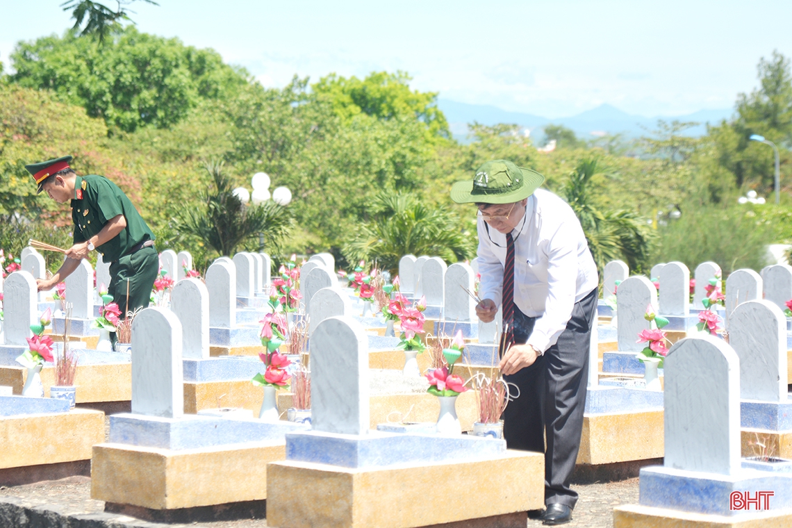 Lãnh đạo tỉnh Hà Tĩnh dâng hương tưởng niệm anh hùng liệt sỹ tại các nghĩa trang Trường Sơn, Đường 9