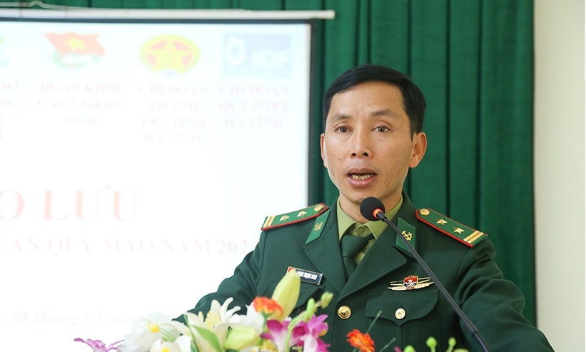 Trung tá Phan Trọng Nam - Đồn trưởng Đồn Biên phòng Bản Giàng thông tin cho đoàn viên được biết quá trình công tác tại vùng biên giới
