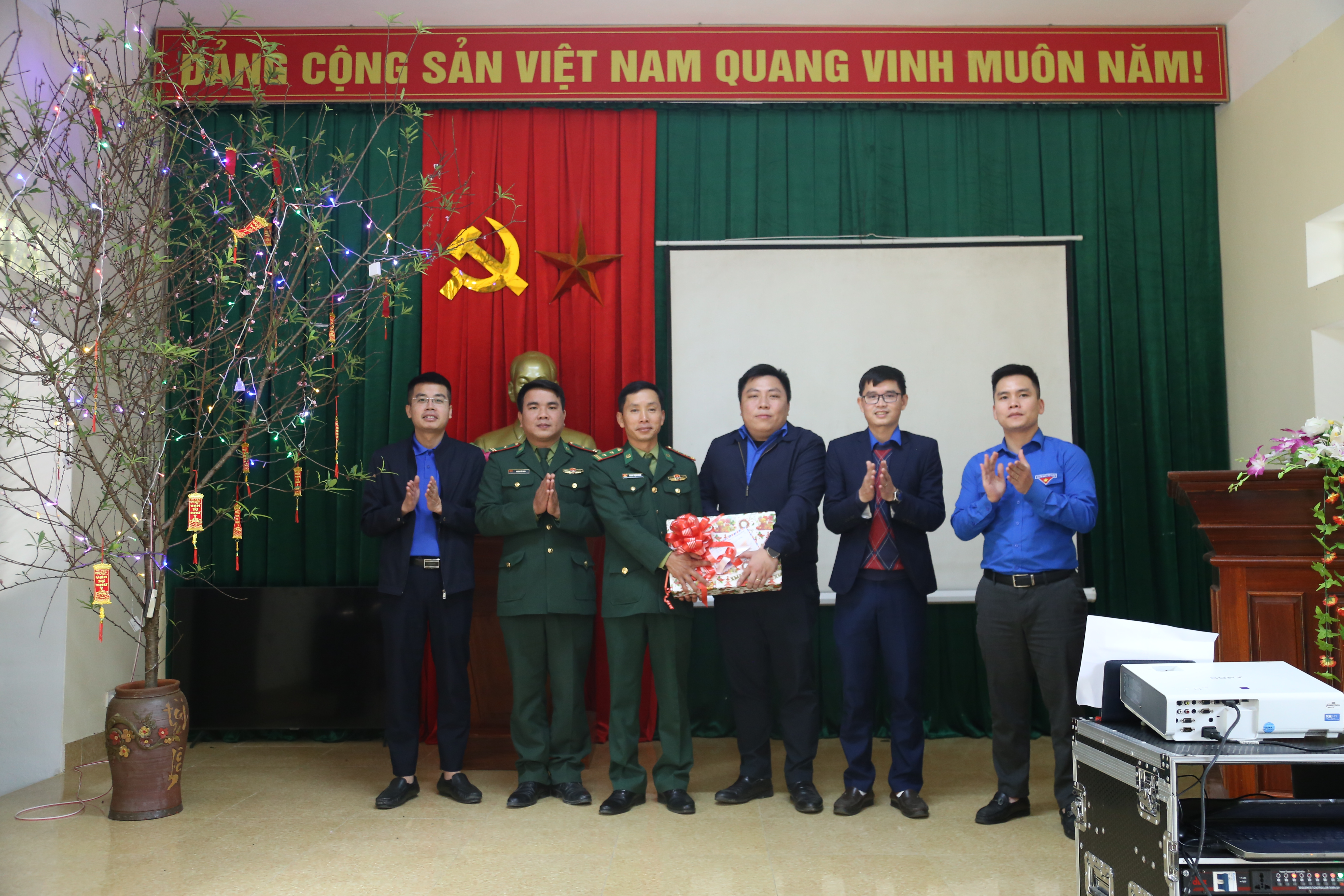 Nhân dịp này, đoàn cũng trao tặng phần quà chúc mừng năm mới các cán bộ, chiến sỹ Đồn Biên phòng Bản Giàng.