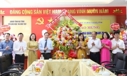 Lãnh đạo Hà Tĩnh chúc mừng các đơn vị, trường học nhân Ngày Nhà giáo Việt Nam