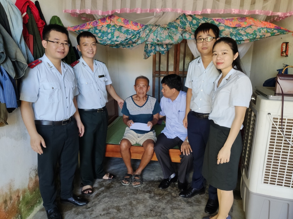 Chi đoàn Thanh tra tỉnh thăm hỏi, tặng quà các gia đình chính sách, thương bệnh binh tại xã Cẩm Thịnh, huyện Cẩm Xuyên 