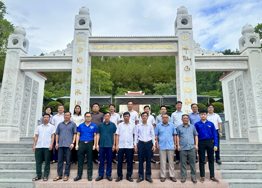 Thanh tra tỉnh Hà Tĩnh dâng hương tại Ngã ba Đồng Lộc