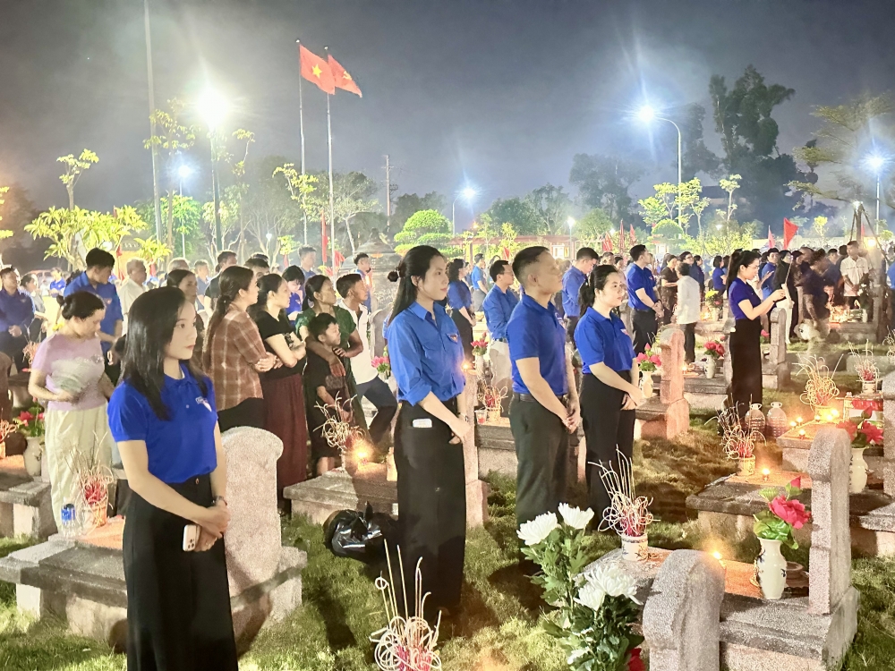 Tuổi trẻ Thanh tra thắp nến tri ân các anh hùng liệt sĩ tại Nghĩa trang Liệt sĩ Núi Nài 