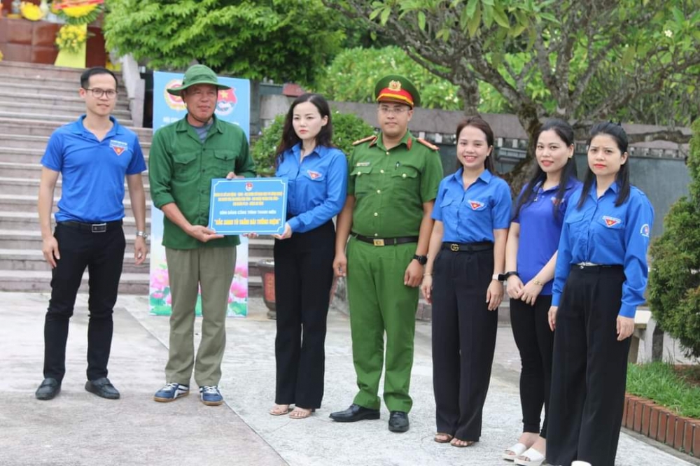 Chi đoàn Thanh tra tỉnh tham gia hoạt động tri ân tại Nghĩa trang liệt sĩ Núi Nài